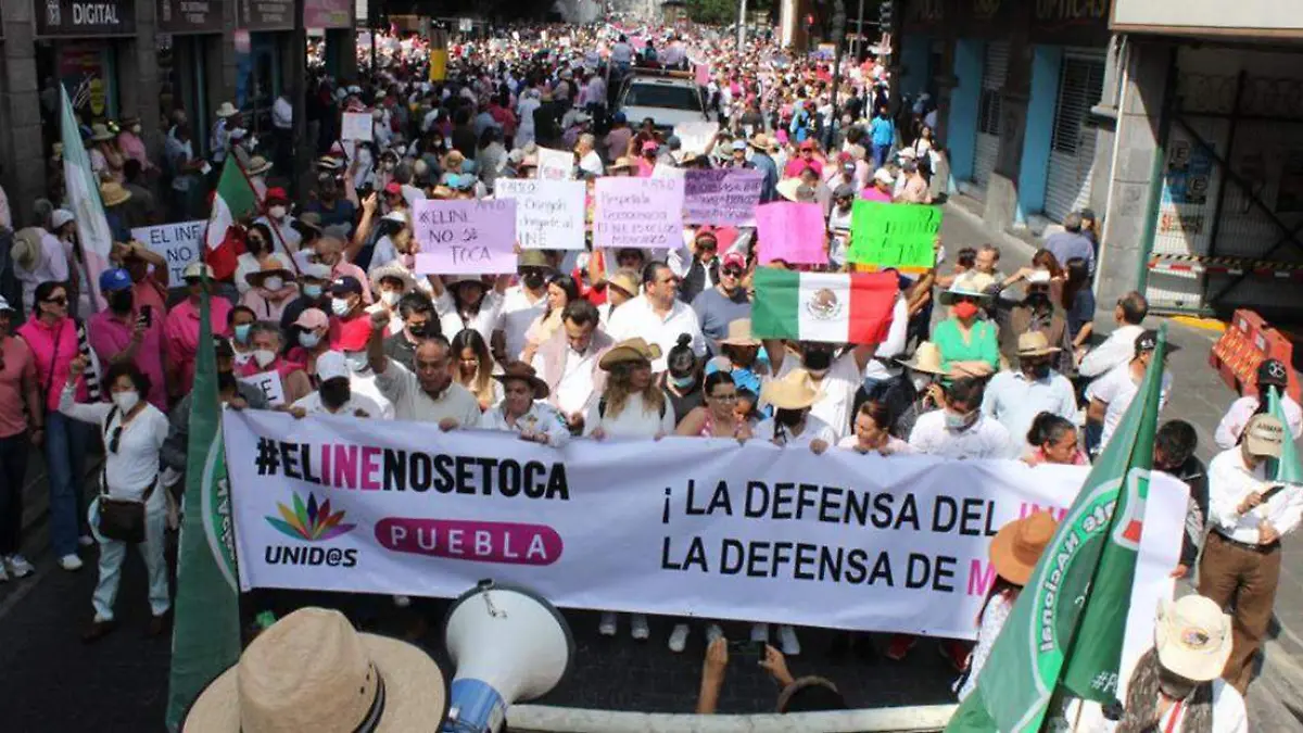 Ciudadanos marchan en defensa del INE